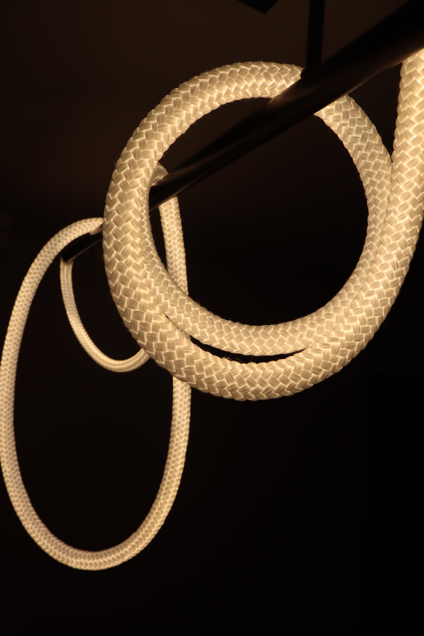 Hanging Around - Wide Rope Lamp