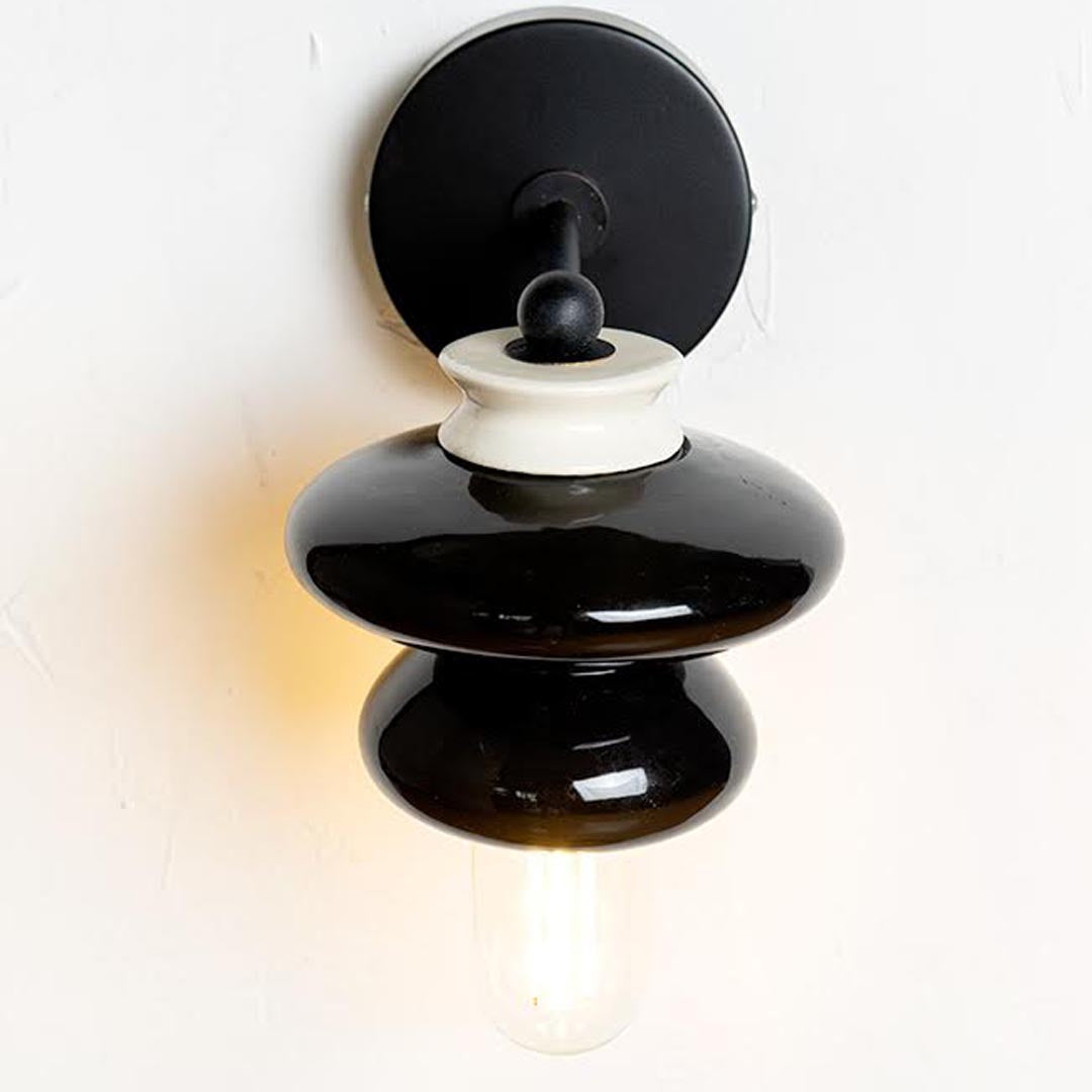 מנורת קיר קרמיקה קטנה-שחור ולבן