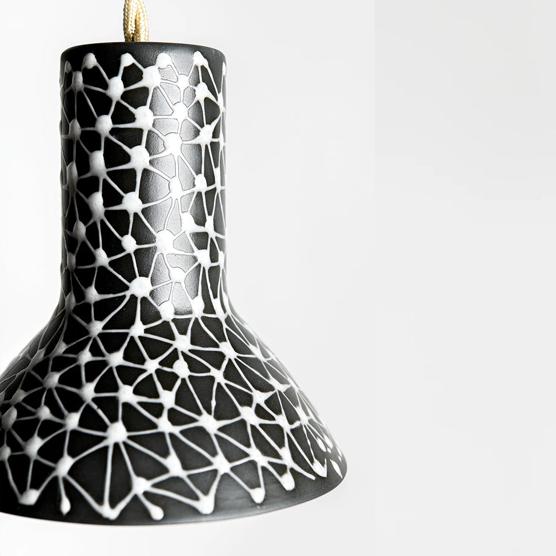 מנורת פורצלן- שחור עם כוכבים בלבן