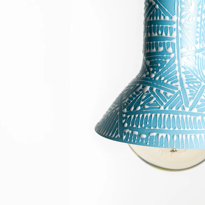 מנורת פורצלן- כחול בהיר עם איור אוריינטלי בלבן