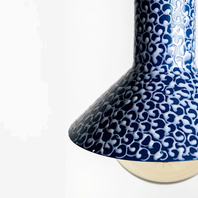 מנורת פורצלן- כחול עמוק עם ספירלות לבנות 