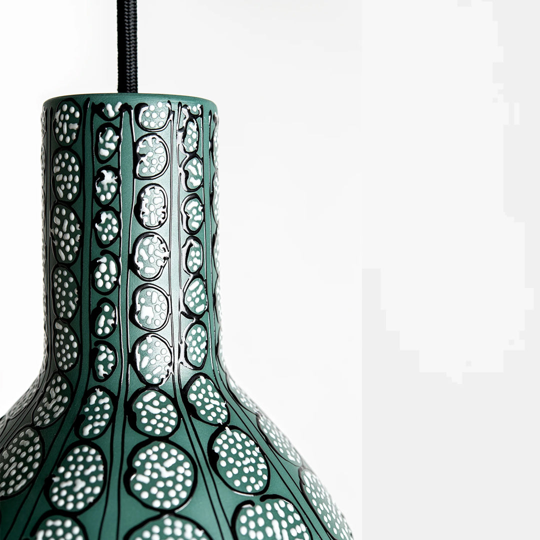 מנורת פורצלן- ירוק כהה עם עיגולים בשחור ונקודות לבנות