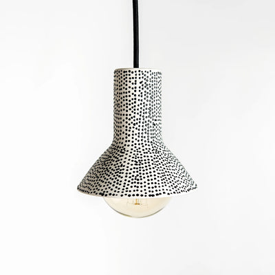 מנורת פורצלן- לבן עם נקודות שחורות